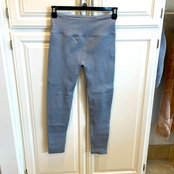 High-Waisted Seamless Rib Legging - Picture 3 of 6